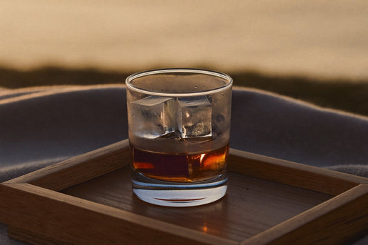 Glas med isterninger på en bakke i træ
