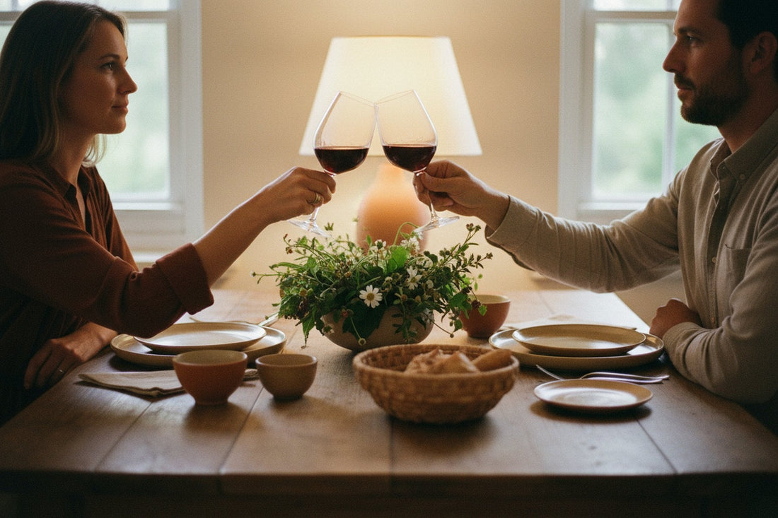 Et par skåler med vin ved spisebordet